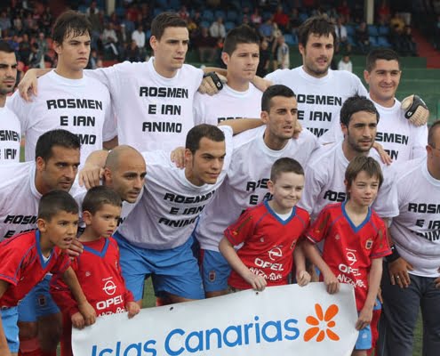 U.D. Lanzarote players wearing T-shirts in support of their injured team mates Rosmen and Englishman Robbo